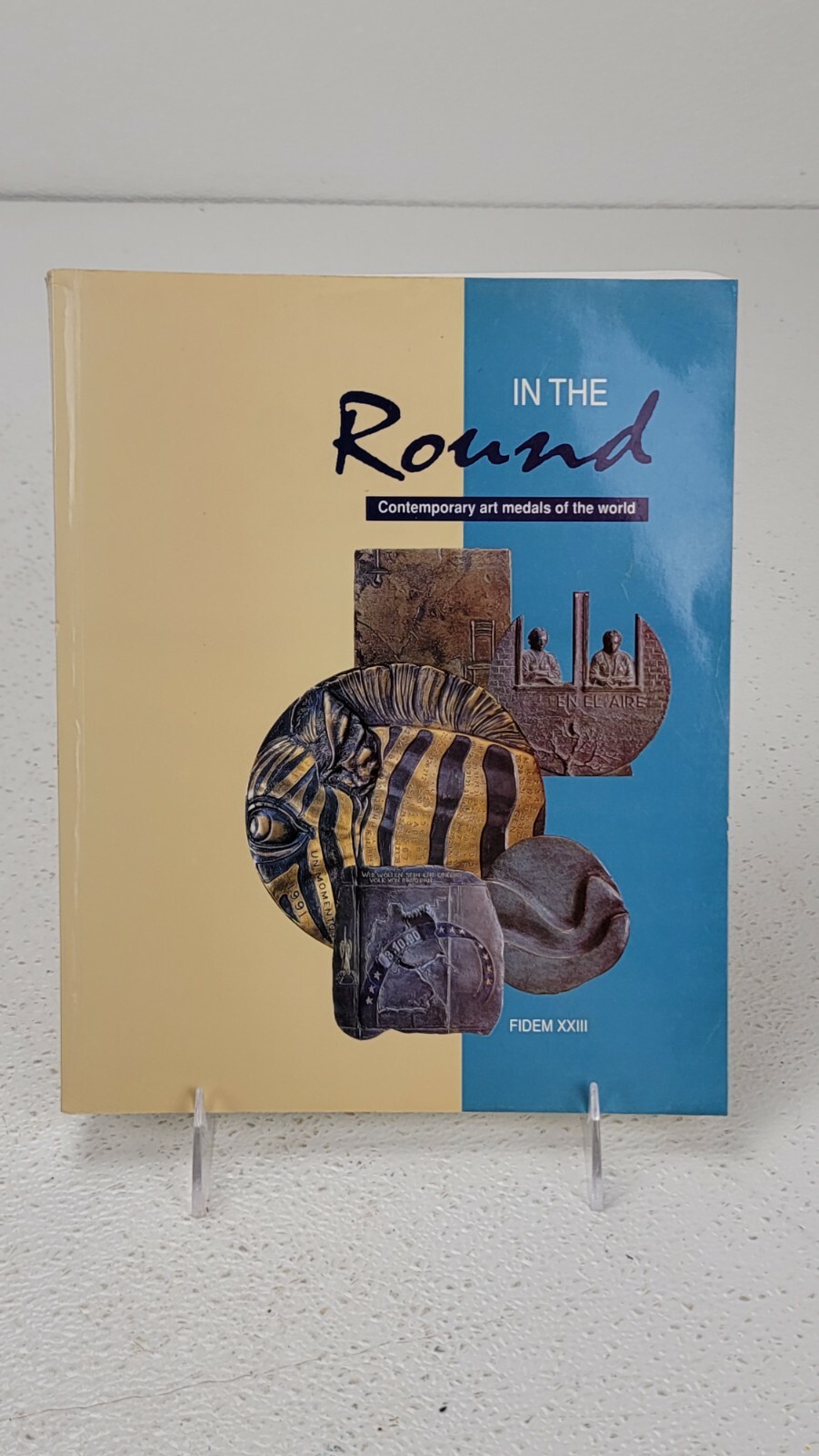 In the round Fidem 23 contemporary art medals of the world 1992 Softcover Photos
