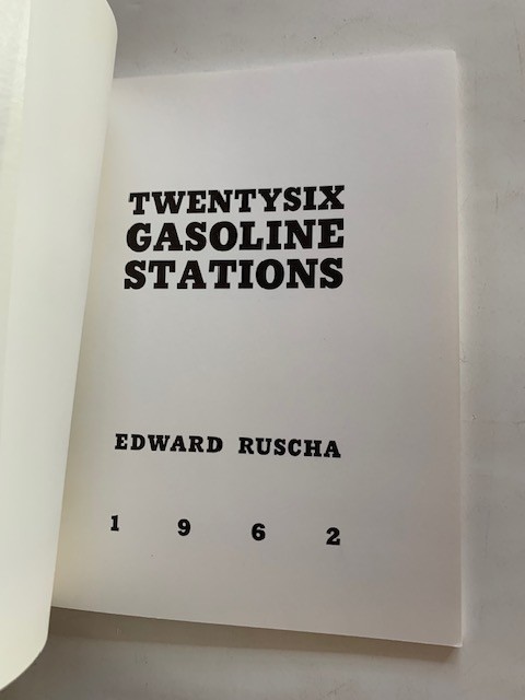 TWENTYSIX GASOLINE STATIONS – 3RD. PRINTING BY EDWARD RUSCHA – ‚AS‘ NEW COPY