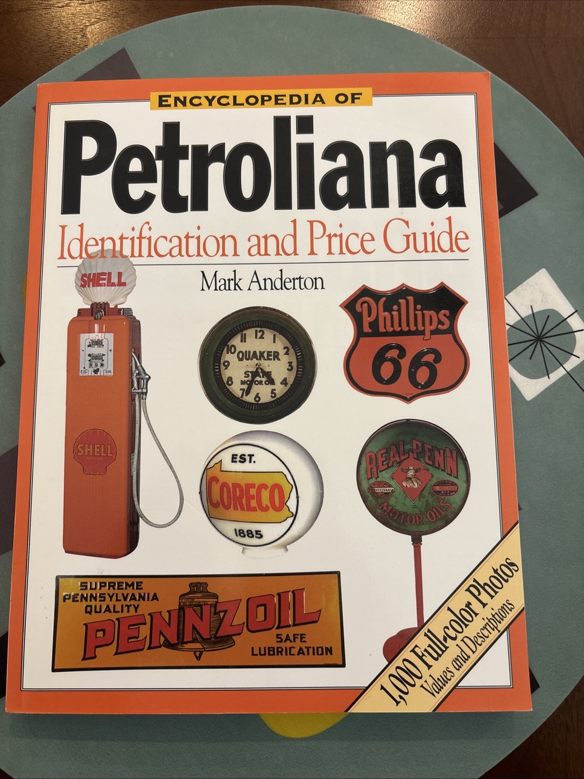 Encyclopedia of Petroliana : Identification and Price Guide by Mark Anderton