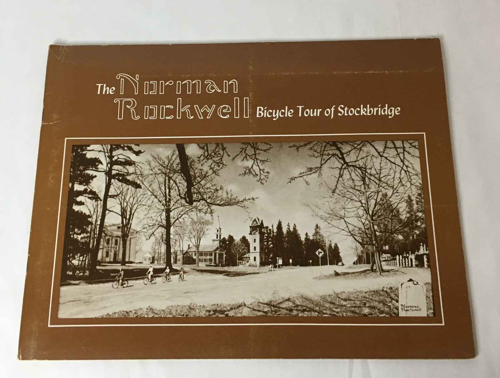 Norman Rockwell „Bicycle Tour of Stockbridge“ Postcard Book – 1980 First Edition