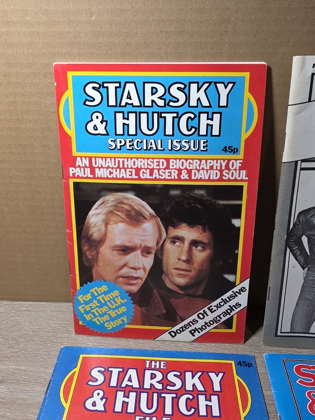 (4) STARSKY & HUTCH BOOKLETS. PAUL MICHAEL GLASER & DAVID SOUL + TRADING CARDS