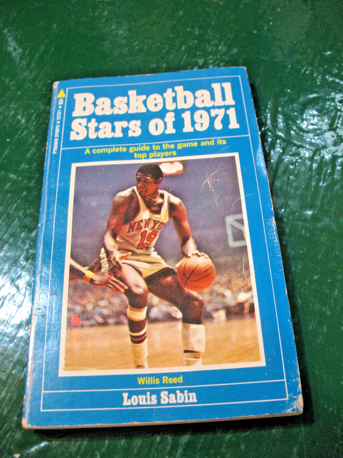 BASKETBALL STARS OF 1971 LOUIS SABIN PB ILLUST.